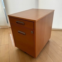 IKEAキャビネット　自動で柔らかく閉まります
