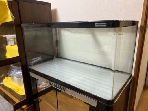 再出品です。今日21日まで使ってました。水槽と台セットです。バラ売り不可