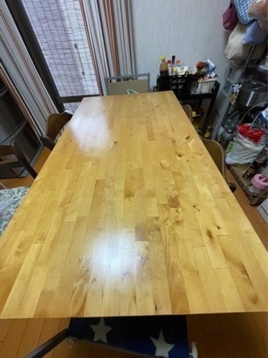 ダイニングテーブルと椅子