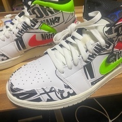 ナイキ エアジョーダン1 ミッド "オール オーバー ロゴス"の画像