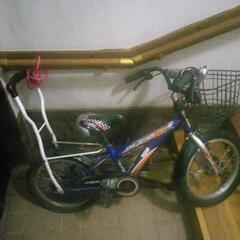 子供の自転車です。ヘルメット付きで、サビあります。とりに来てくる...