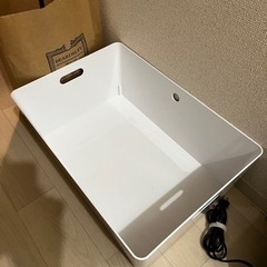 決定　白いプラスチックのカゴ
