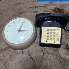 アンティーク風な時計と電話
