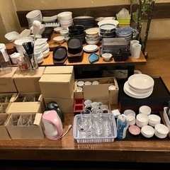 お皿やグラスたくさんあります。