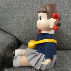 ペコちゃん 人形 30㎝ 幼稚園服バージョン おすわりペコちゃん 西岡店の画像