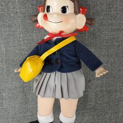 ペコちゃん 人形 30㎝ 幼稚園服バージョン おすわりペコちゃん 西岡店の画像