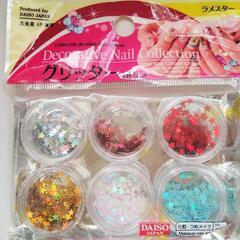 ネイル用品✨  DAISO ダイソー  
フレークチップ 2つ
グリッター6Pセット未開封5つ
グリッター開封6Pの画像