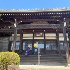 お寺でヨガの画像