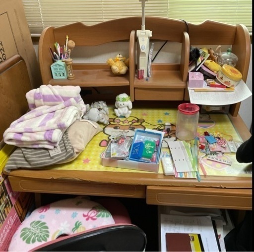 縁がボロボロな学習机