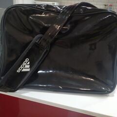 アディダス　エナメルバッグの画像