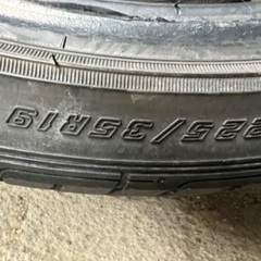 225/35 R19 タイヤの画像