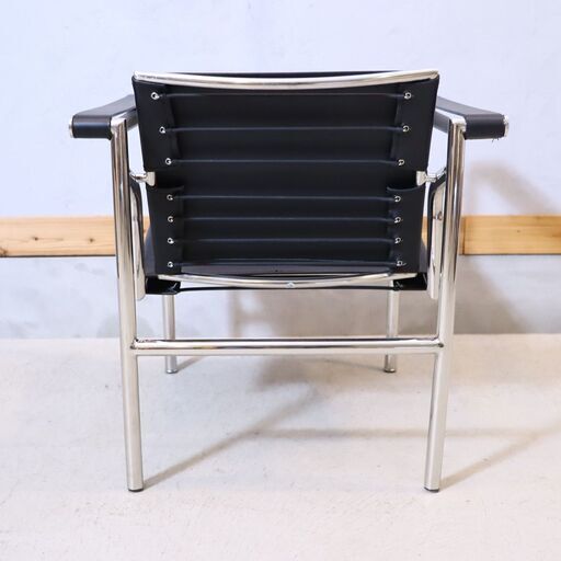 LC1 スリングチェアです。装飾を排し、機能性を追及したLE CORBUSIER(ル・コルビュジェ)がデザインした名作椅子。モダンなデ