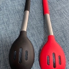 シリコーン穴あきスプーン キッチン用品 クッキング用品 シリコン製 2本セットの画像
