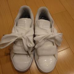 PUMA バスケット ハート パテント25cmスニーカー