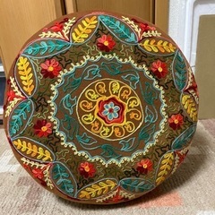 アジアン雑貨店にて購入　インテリア椅子　刺繍の画像