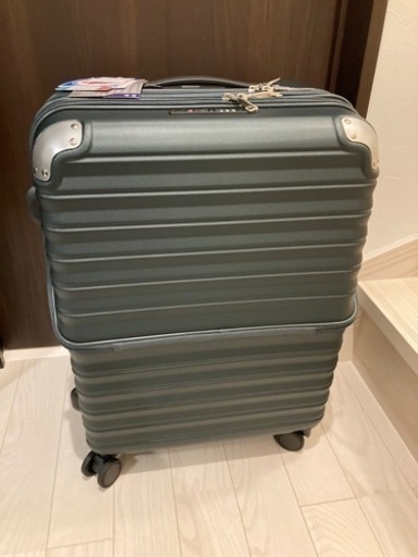 新品未使用　ACTUS スーツケースカーキ