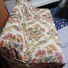 ソファー使用感有ります、カバーしてあります。まだ使えます。宜しくお願い致します。の画像