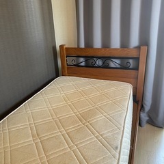 一人暮らし応援　イスラエルで購入のフレームのみ　アイアンと木製の素敵なシングルベッドの画像