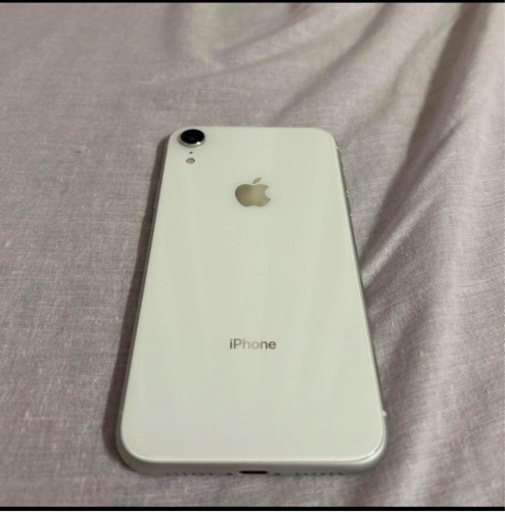 iPhone XR White 128 GB sim フリー画面上部(受話口付近)が少し割れています。