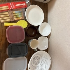 食器類（皿、マグカップ、タッパーなど）