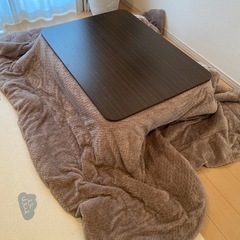 ダークブラウンカラーのコタツの画像