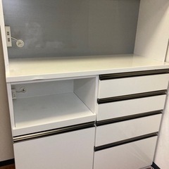 割引で14万5000円で購入した食器棚の画像