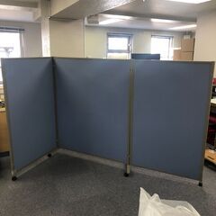 移動型の３つ折りタイプのパーテーションの画像