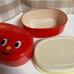 だ円形ランチボックス赤色　美品の画像
