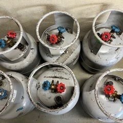 冷媒回収ボンベ6本の画像