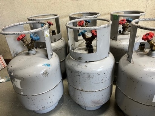 冷媒回収ボンベ6本
