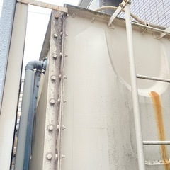 貯水槽と揚水ポンプの画像
