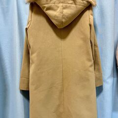 コート ベージュのフェイクファー付きコートの画像