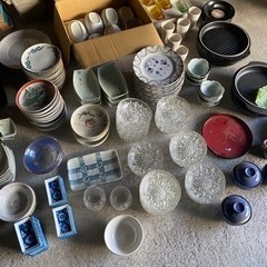 大量のお皿、コップなどの画像