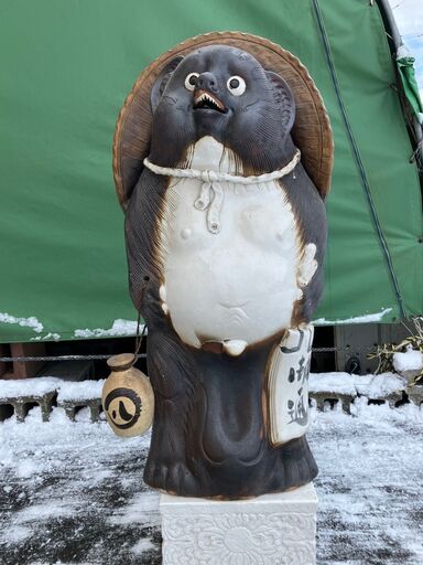 タヌキの置物　陶器製　特大（高さ１１０ｃｍ）