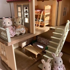 緊急値下げ！！クリスマスプレゼントに✨️シルバニアファミリー赤い屋根の大きなお家🎀の画像
