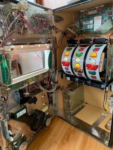 スロット　初代モンスターハンター　モンハン　コイン不要機付　家庭電源、ドアキー、設定キー、無段階ボリューム