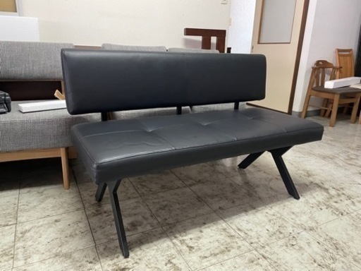 145センチ幅　モダンなスチール脚　ベンチチェア　背付きベンチ　未使用品　ブラック ほぼ新品