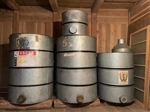 1つ3000円　米穀貯蔵缶