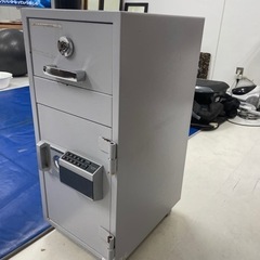 値引きしました　　投入式　金庫　テンキー式の画像