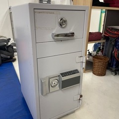 値引きしました　　投入式　金庫　テンキー式の画像