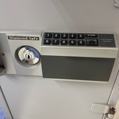 値引きしました　　投入式　金庫　テンキー式の画像