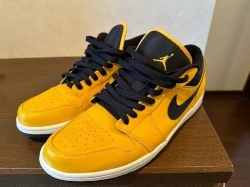 スニーカー NIKE AIR JORDAN 1 LOW UNIVERSITY GOLD
