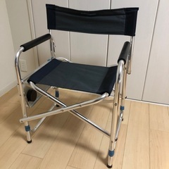 折りたたみベッド、折りたたみの椅子、ガラステーブル、壁掛けのアートの画像