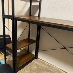 焦茶色で、落ち着きのある机ですの画像