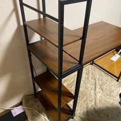 焦茶色で、落ち着きのある机ですの画像