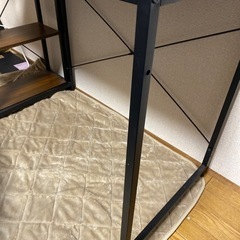 焦茶色で、落ち着きのある机ですの画像