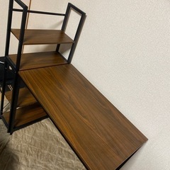 焦茶色で、落ち着きのある机です