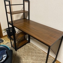 焦茶色で、落ち着きのある机ですの画像