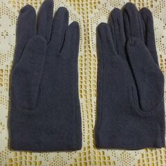 ◆【婦人用手袋】《内側手首部分に、ブランド名の刺繍入り》　※お色/グレー系。の画像