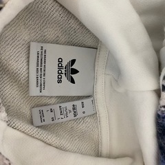 adidas グラフィックプルオーバーパーカー　Lサイズの画像